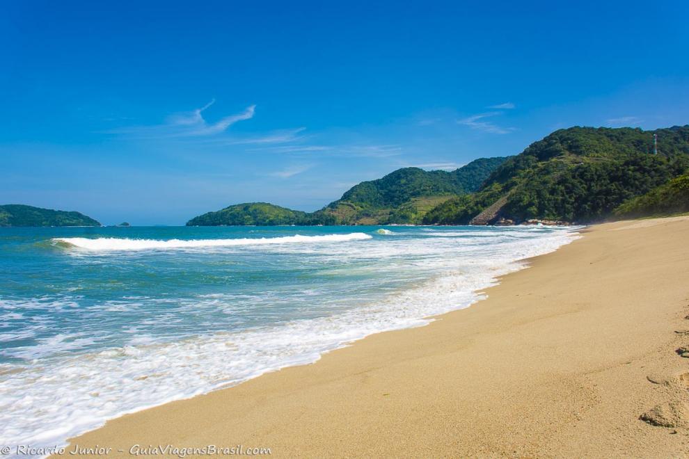 Imagem das espumas das ondas branquinhas na Praia do Puruba em Ubatuba.